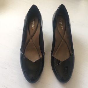 EASY SPIRIT BLACK PATENT LEATHER HEELS